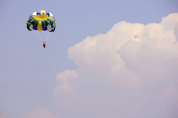 Sea sky parachute parachutist sports rest competition slings air entertainment drive movement positive — Stock Photo, Image