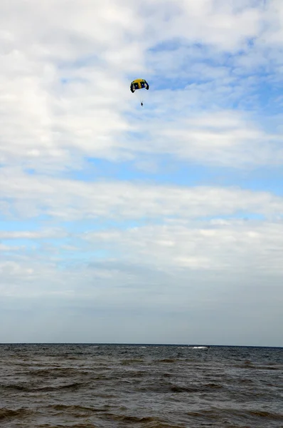 Zee hemel parachute parachutist sport rusten concurrentie stroppen lucht entertainment rijden verkeer positieve — Stockfoto