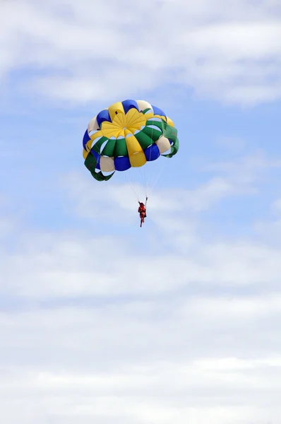 パラシュート空雲スリング ドーム スポーツ夏空空気残り競争少女 ロイヤリティフリーのストック写真