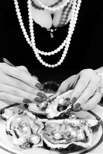 Manicura uñas dedos manos mujeres niña decoración joyas perlas mariscos cáscara — Foto de Stock
