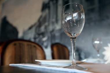 kadehinin yemekleri plaka masa örtüsü masa sandalye bar resim duvar peçete cam etkin döşeme bir restoran