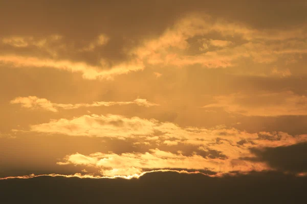 Günbatımı gökyüzü yağmur