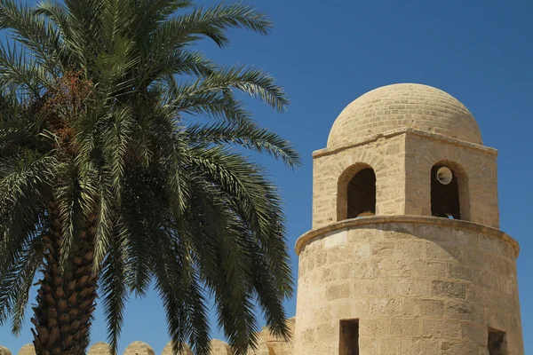 Башня мечети в Тунисе — стоковое фото