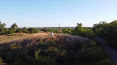 Ukrayna 'daki Zaporizhya açık hava müzesindeki tepenin hava görüntülerindeki antik taş heykel.