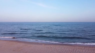 Sabahları kumsal ve mavi gökyüzüyle deniz tavası