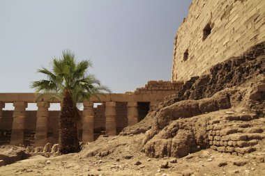 Karnak Tapınağı yıkıldı
