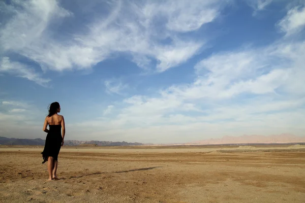Girl in desert — Stock Photo, Image
