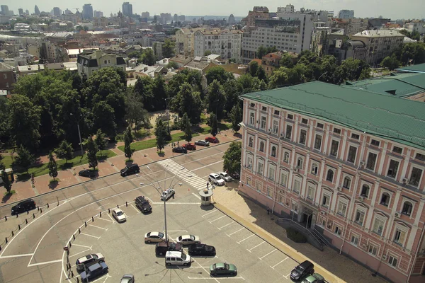 Byggnaden och road i Kiev — Stockfoto