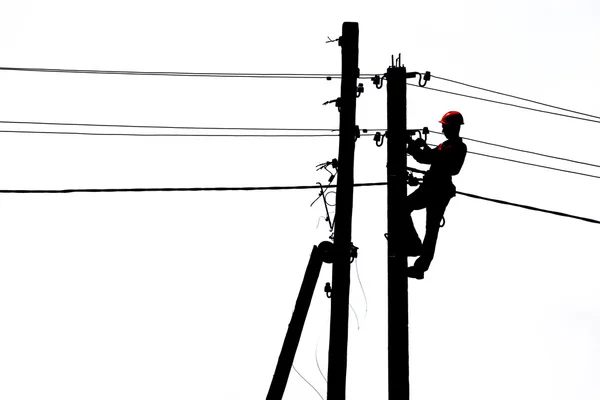 Güç hattı üzerinde elektrikçi