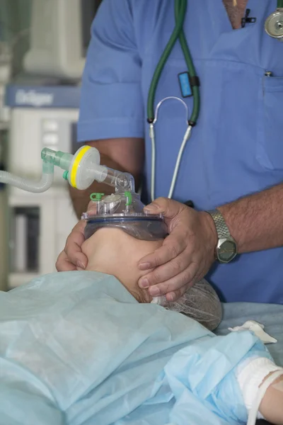 Anesteziolog činí celkové anestezie — Stock fotografie