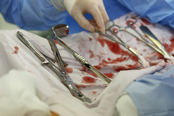 Strumenti chirurgici con macchie di sangue — Foto Stock