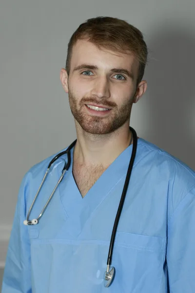 genç yakışıklı doktor