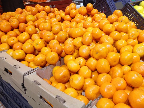 Frutas mandarinas acostadas en cajas en el supermercado —  Fotos de Stock