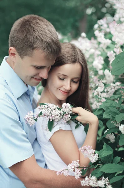 Retrato bonito jovem casal amoroso abraçando em flor sprin — Fotografia de Stock