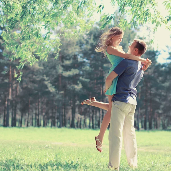 Doux couple amoureux au printemps journée ensoleillée — Photo