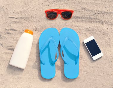 Yaz aksesuarları kırmızı güneş gözlüğü ve güneş koruyucu ile flip flop 