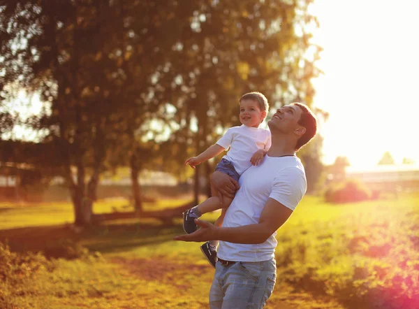 Buon padre e figlio si divertono insieme, godendo di sole s — Foto Stock