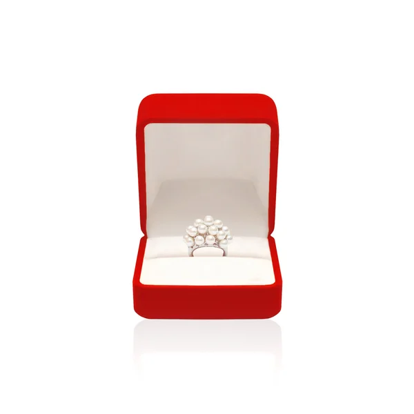 Роскошное кольцо с жемчугом в красной коробке изолированы на белом фоне — стоковое фото