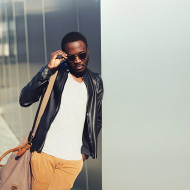 Moda portre zarif bir Afrika adam bir güneş gözlüğü takıyor ve bl