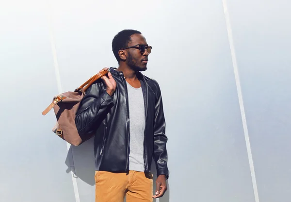 Moda retrato elegante homem africano vestindo um óculos de sol e bl — Fotografia de Stock