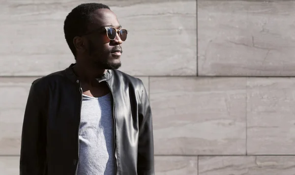 Mode junger afrikanischer Mann mit Sonnenbrille und schwarzem Rock le — Stockfoto
