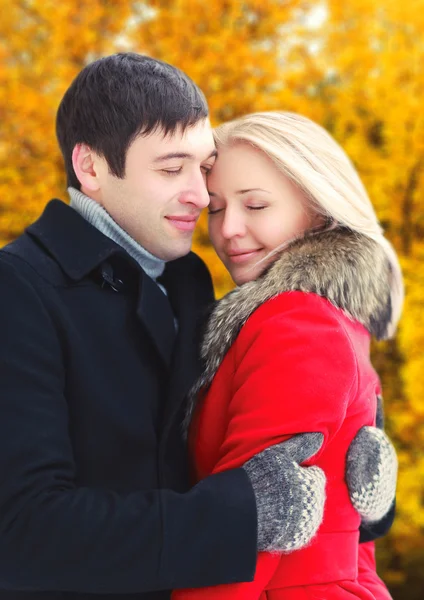 Amantes felizes abraços casal romântico no dia de outono — Fotografia de Stock