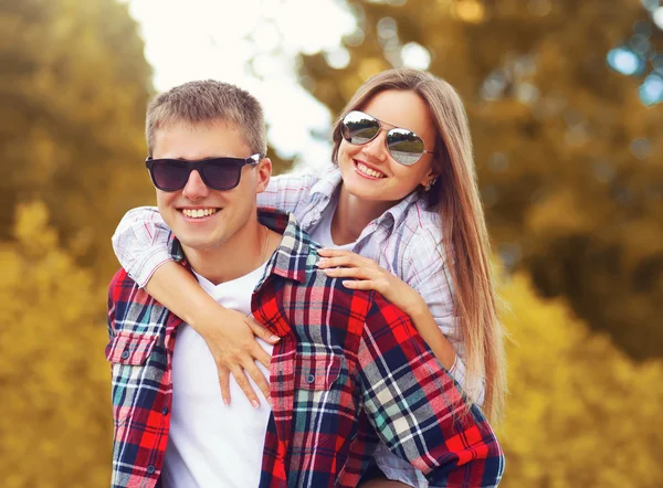 Retrato de jovens felizes sorrindo casal se divertindo juntos outdo — Fotografia de Stock