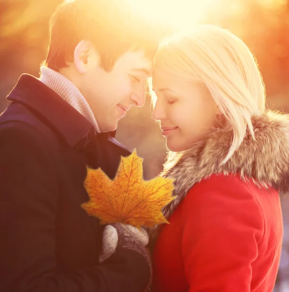 Ensolarado retrato feliz jovem sorrindo casal no amor com outono ma — Fotografia de Stock
