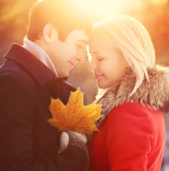 Soleado retrato feliz joven sonriente pareja enamorada de otoño ma —  Fotos de Stock