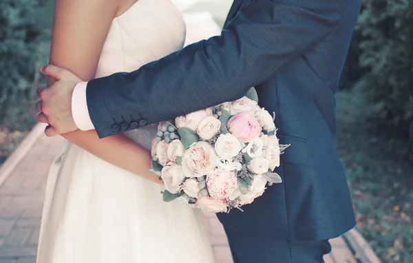 Lief bruidspaar met zachte boeket van pioenrozen bloemen, sen — Stockfoto