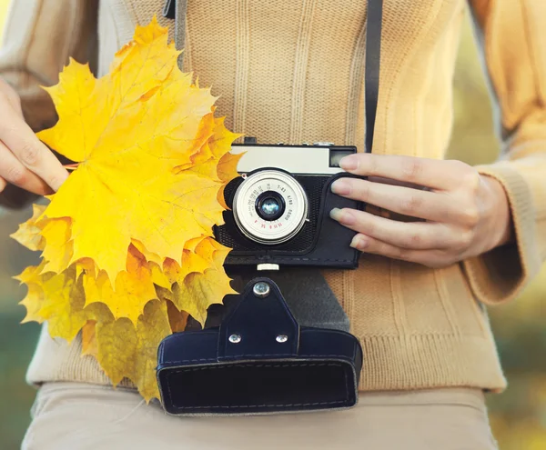 Otoño foto hembra manos sosteniendo retro vintage cámara con grito —  Fotos de Stock