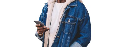 Beyaz arka planda izole edilmiş akıllı telefonlu Afrikalı adama yakın çekim