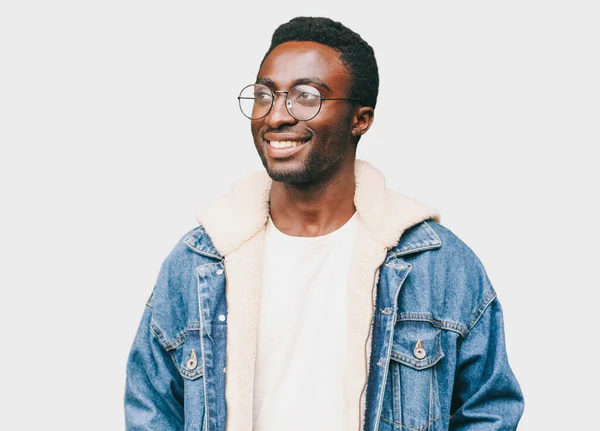Retrato Homem Africano Sorridente Feliz Olhando Para Longe Vestindo Óculos — Fotografia de Stock