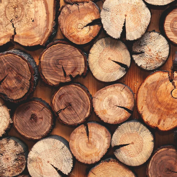 Close Fundo Criativo Parede Com Diferentes Empilhados Madeira Serrada Logs — Fotografia de Stock