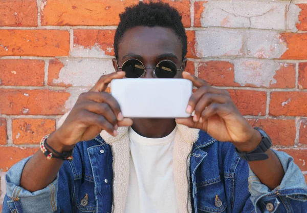 Portrait Gros Plan Jeune Homme Afro Américain Élégant Étirant Les — Photo