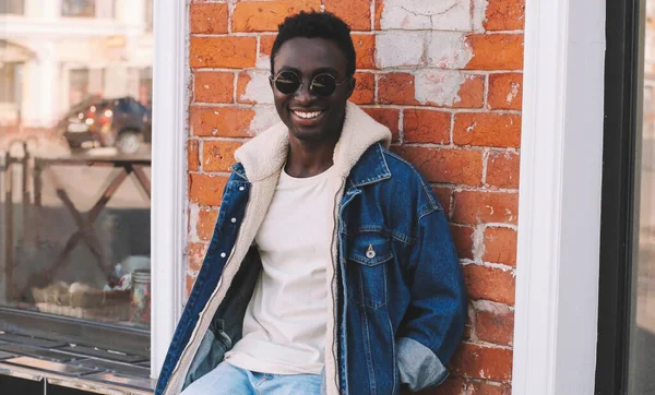 Portrait Jeune Homme Africain Souriant Élégant Dans Une Rue Ville — Photo
