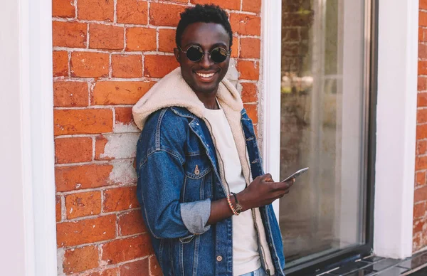 Portrait Jeune Homme Africain Souriant Heureux Avec Smartphone Sur Rue — Photo