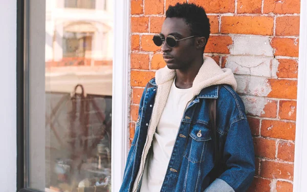 Porträtt Snygga Unga Afrikanska Man Modell Bär Denim Jacka Poserar — Stockfoto