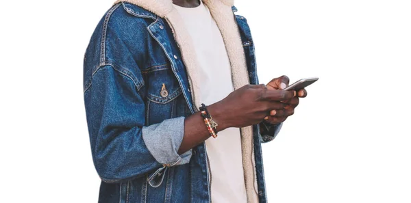 Крупним Планом Африканський Чоловік Смартфоном Ізольовані Білому Тлі — стокове фото