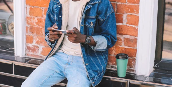 Close Van Afrikaanse Man Met Smartphone Straat — Stockfoto