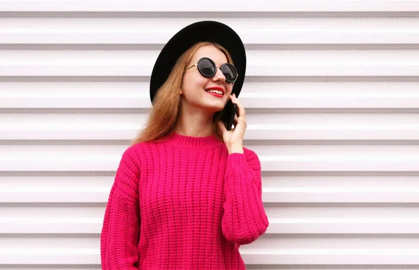 Retrato Una Joven Sonriente Hablando Teléfono Inteligente Sobre Fondo Blanco —  Fotos de Stock