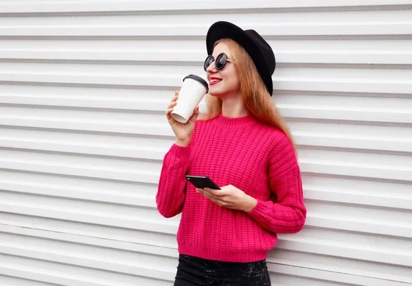 Portret Van Stijlvolle Jonge Vrouw Met Telefoon Drinken Van Koffie — Stockfoto
