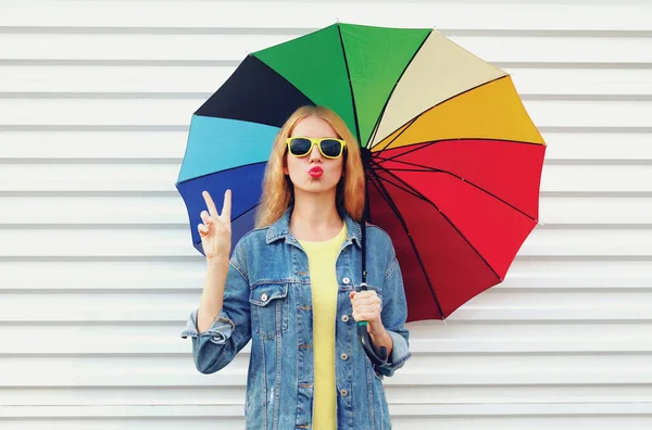 Portret Van Jonge Vrouw Poseren Met Kleurrijke Paraplu Een Witte — Stockfoto