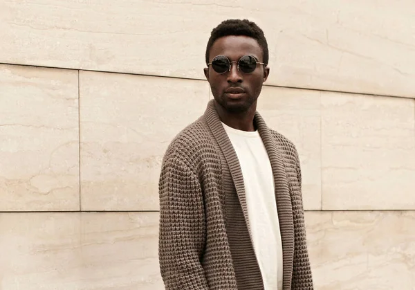 Retrato Elegante Jovem Africano Modelo Olhando Para Longe Vestindo Casaco — Fotografia de Stock