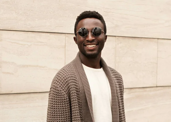 Retrato Jovem Africano Sorridente Elegante Vestindo Casaco Malha Fundo Rua — Fotografia de Stock