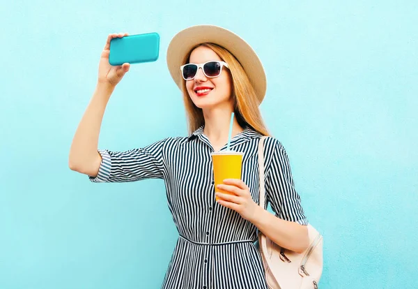 Retrato Jovem Sorridente Com Xícara Suco Tirando Uma Selfie Por — Fotografia de Stock