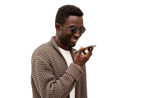 Retrato Homem Africano Sorridente Com Smartphone Usando Gravador Comando Voz — Fotografia de Stock