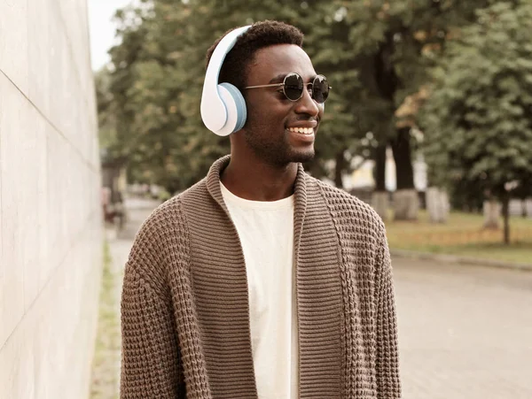 Retrato Feliz Sorridente Jovem Africano Fones Ouvido Ouvindo Música Vestindo — Fotografia de Stock