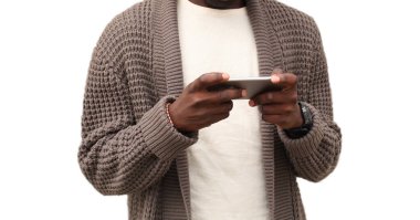 Beyaz arka planda izole edilmiş telefonu olan Afrikalı bir adama yaklaş.