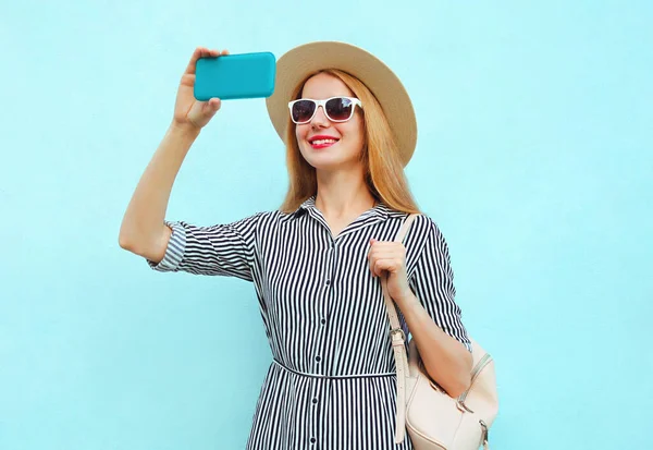 Ritratto Giovane Donna Sorridente Che Selfie Smartphone Indossando Cappello Paglia — Foto Stock